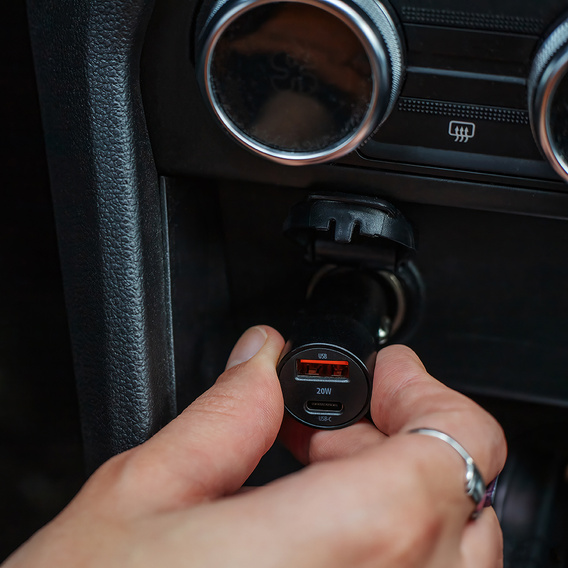 Încărcător auto Maxlife PD/QC 20W cu cablu USB-C – USB-C 60W pentru smartphone-uri, tablete, dispozitive de navigație și alte dispozitive cu USB/USB-C