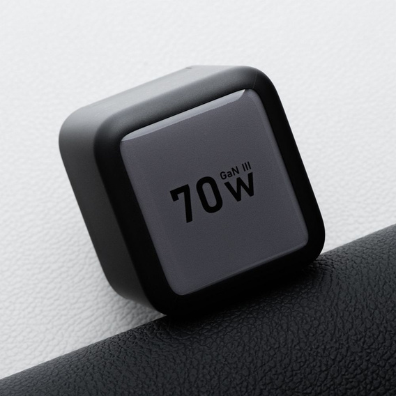 Încărcător de rețea GaN cu USB-C, USB-A și cablu USB-C retractabil, 70 W