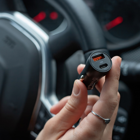 Încărcător auto Maxlife PD/QC 20W cu cablu USB-C – USB-C 60W pentru smartphone-uri, tablete, dispozitive de navigație și alte dispozitive cu USB/USB-C